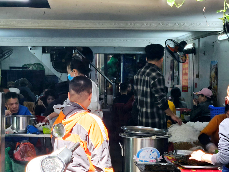 Hang quan tap nap ngay cuoi nam, khach xep hang cho phuc vu-Hinh-2