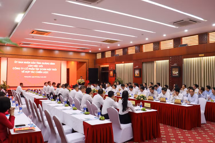 Quang Binh va Cong ty CP Tap doan Mat Troi ky ket ban ghi nho hop tac-Hinh-2