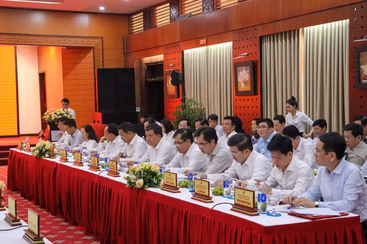 Quang Binh va Cong ty CP Tap doan Mat Troi ky ket ban ghi nho hop tac