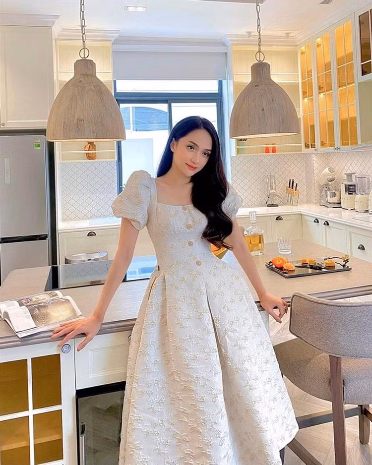 Ben trong biet thu 10 ty nhu cung dien cua Hoa hau Huong Giang