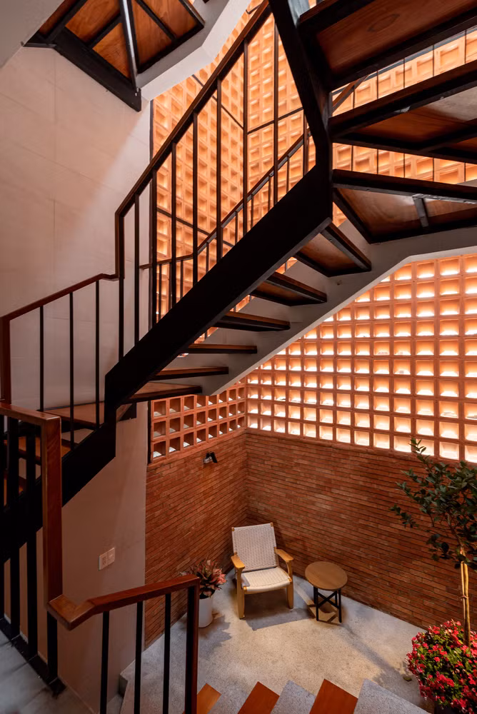 Nha ong hep ngang chi 3,5m van ngap nang den tung goc-Hinh-9