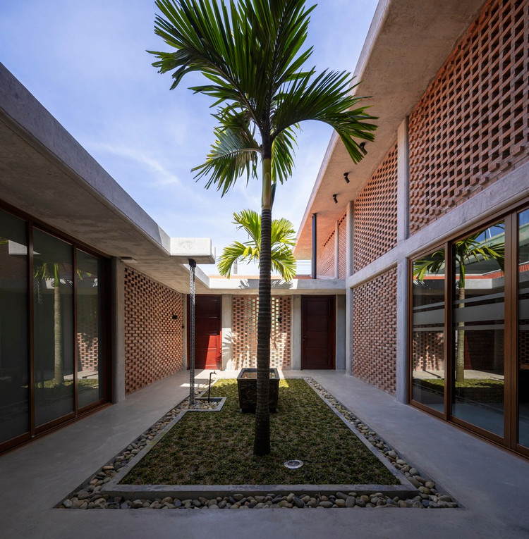 Bi vay tu phia, nha trong ngo van tran ngap anh sang-Hinh-2