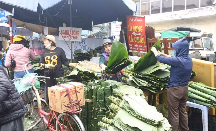 Nhon nhip cho la dong lau doi nhat Ha Noi ngay can Tet-Hinh-5