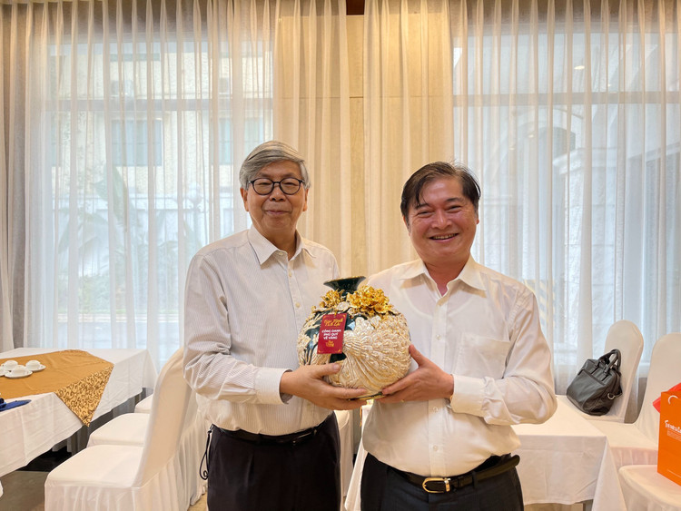 CHU TICH VUSTA PHAN XUAN DUNG: “Nghe bao khong ton tai tu no, cho no ma... vi xa hoi”-Hinh-2