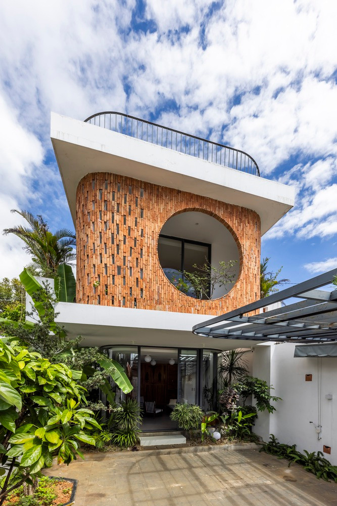 Thiet ke cua so tron, nha Lam Dong dep “nghieng nga” tren bao ngoai-Hinh-2