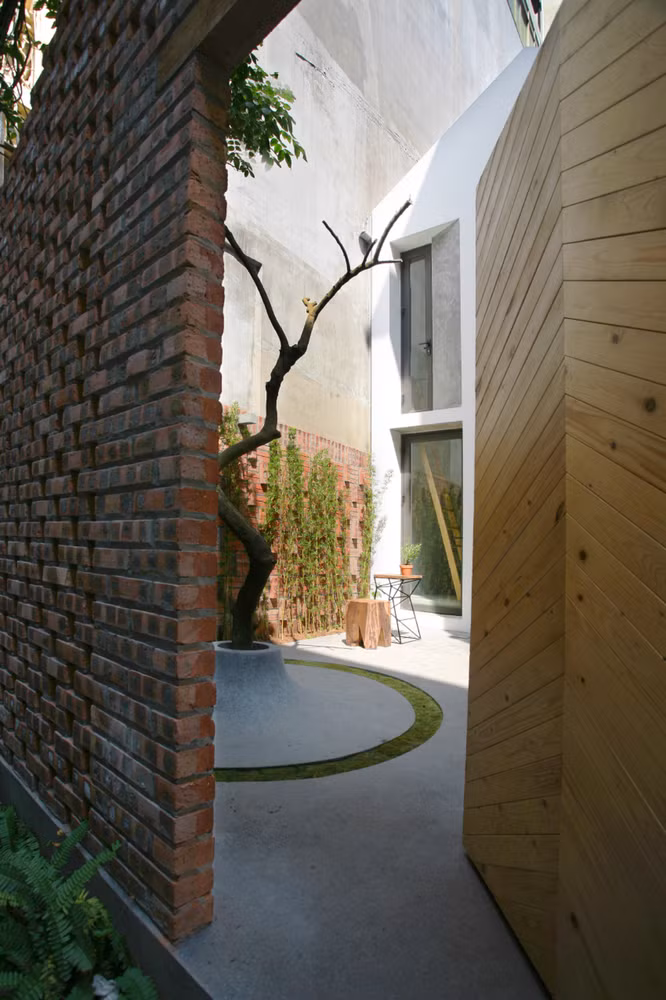 Ngoi nha gian di ngap nang gio dep ngo ngang giua Ha Noi-Hinh-4