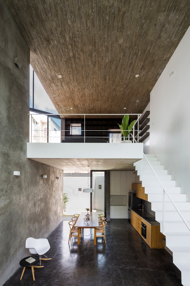 Bi “vay” tu phia, nha giua pho van thoang sang o moi goc-Hinh-8