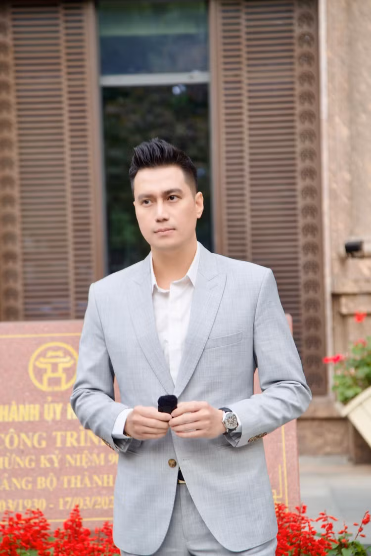 Choang ngop biet thu hai mat tien do so cua NSUT Viet Anh-Hinh-2