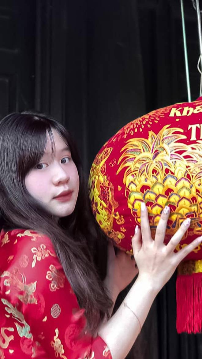 Nguyễn Thiên Ngân và người cha luôn hết lòng vì sự nghiệp cờ vua của em. Nguyễn Thiên Ngân và người cha luôn hết lòng vì sự nghiệp cờ vua của em.