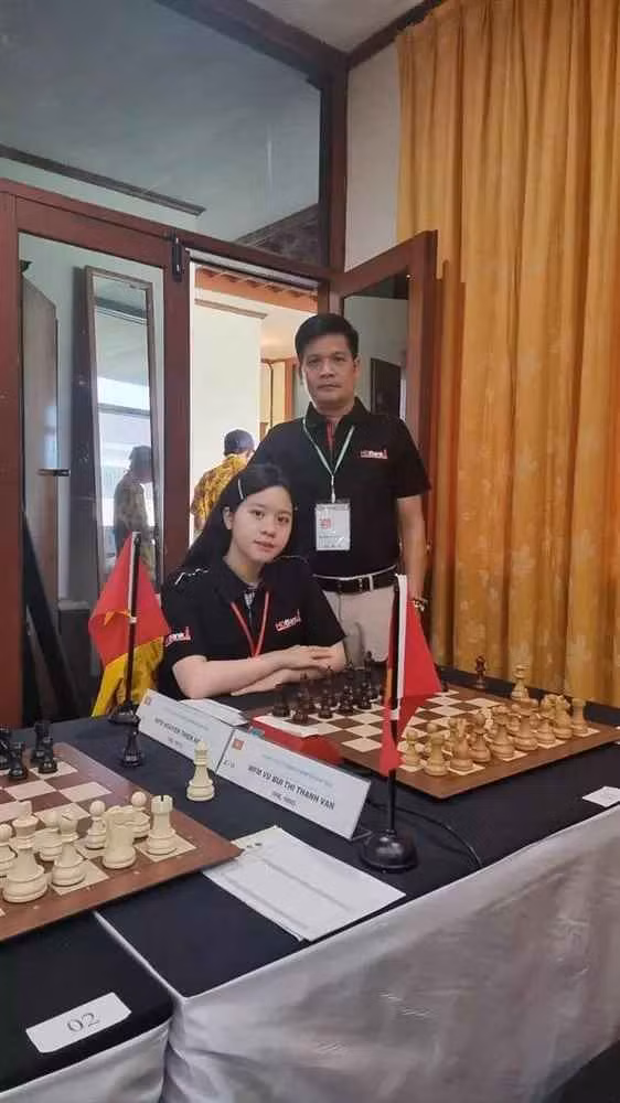 Năm 2019, Thiên Ngân từng gây ấn tượng mạnh với cú đúp HCV nội dung Cờ nhanh và Cờ chớp tại Giải vô địch cờ vua trẻ thế giới do Hiệp Hội Cờ vua quốc tế (FIDE) tổ chức.