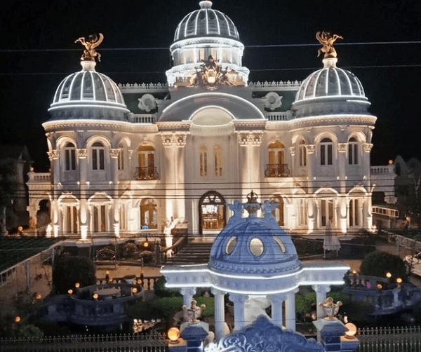 Hồi tháng 2/2022, trang Odditycentral đăng tải căn biệt thự dát vàng của đại gia Thanh Hoá và dành nhiều lời khen &quot;có cánh&quot;.