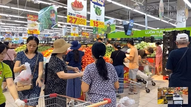 Cho dan sinh, sieu thi tai Ha Noi “chay hang” truoc bao Yagi-Hinh-10