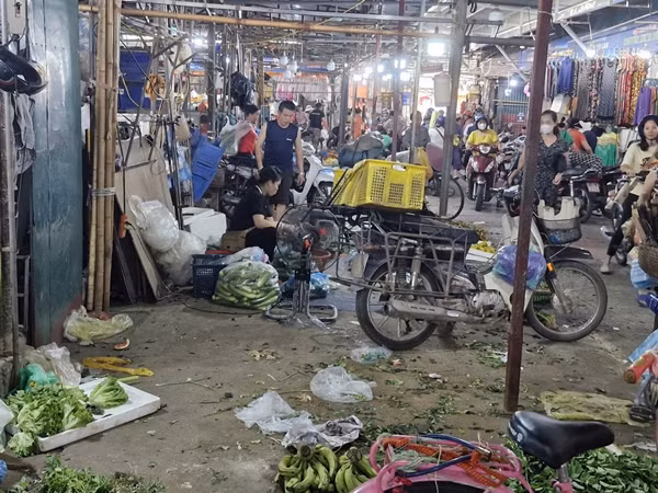 Cho dan sinh, sieu thi tai Ha Noi “chay hang” truoc bao Yagi-Hinh-5