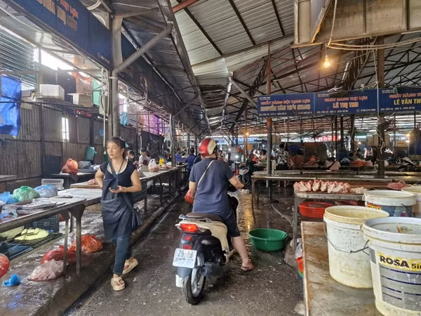 Cho dan sinh, sieu thi tai Ha Noi “chay hang” truoc bao Yagi-Hinh-7