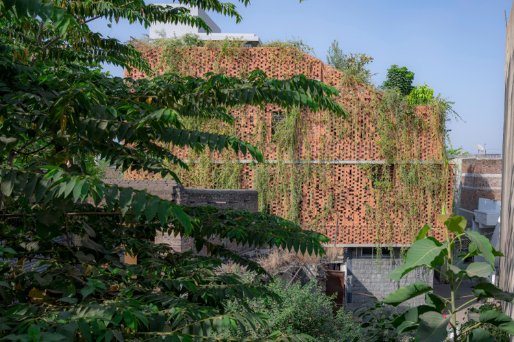 Thich thu ngoi nha boc trong man gach de chan nang-Hinh-10