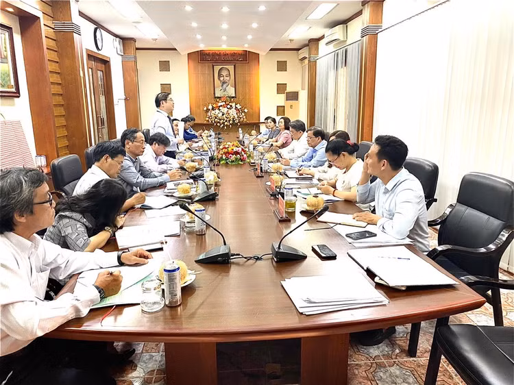 Dang doan Lien hiep Hoi Viet Nam lam viec voi Tinh uy Khanh Hoa