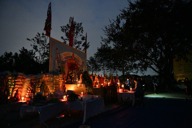 Di phien cho Am Duong “ma mi”, may man moi mua duoc thu nay