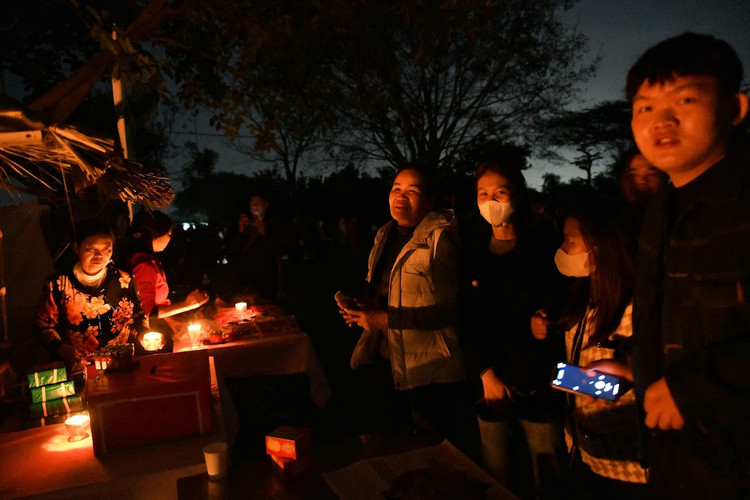 Di phien cho Am Duong “ma mi”, may man moi mua duoc thu nay-Hinh-6