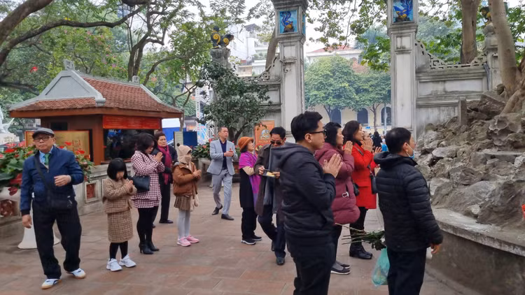 Nguoi dan Ha Noi no nuc di le dau nam cau chuc may man-Hinh-10