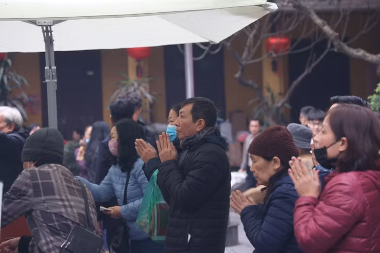 Nguoi dan Ha Noi no nuc di le dau nam cau chuc may man-Hinh-6