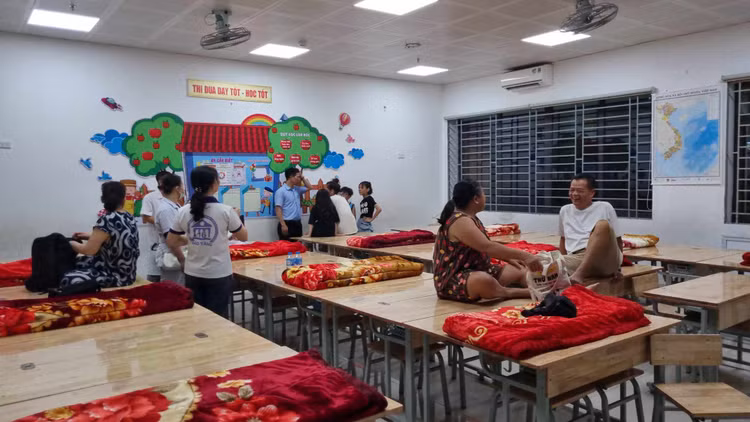 Ha Noi: Di doi 160 dan chung cu A7 Tan Mai tranh bao Yagi-Hinh-10