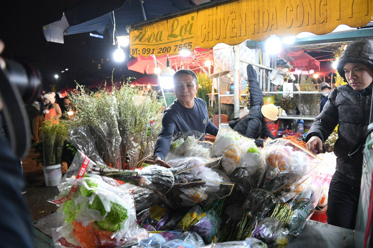 Dem cuoi nam, cho hoa Quang Ba tap nap nguoi ban ke mua-Hinh-5