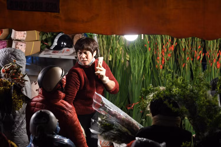 Dem cuoi nam, cho hoa Quang Ba tap nap nguoi ban ke mua-Hinh-9