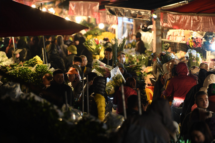 Dem cuoi nam, cho hoa Quang Ba tap nap nguoi ban ke mua