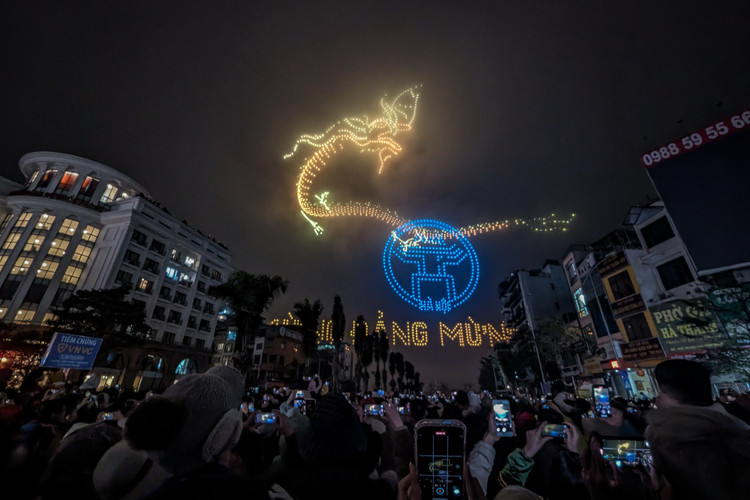 Le hoi anh sang bang drone tai Ha Noi chao nam moi co gi?