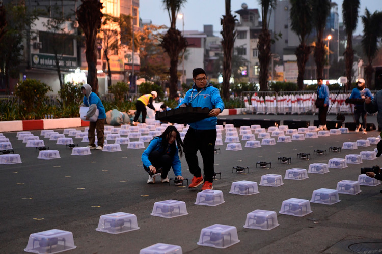 Le hoi anh sang bang drone tai Ha Noi chao nam moi co gi?-Hinh-6