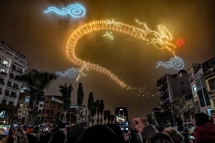 Le hoi anh sang bang drone tai Ha Noi chao nam moi co gi?-Hinh-3