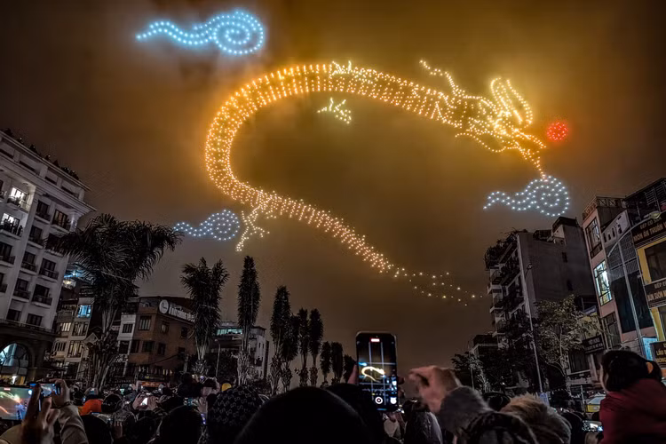 Le hoi anh sang bang drone tai Ha Noi chao nam moi co gi?-Hinh-3