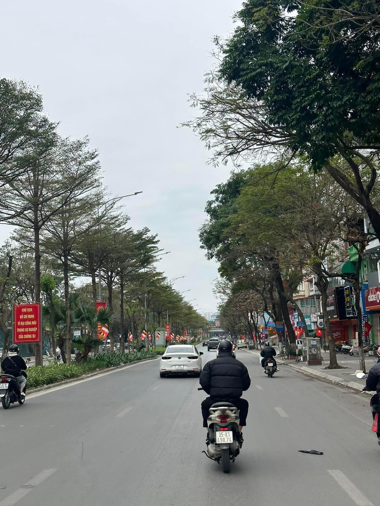 Sang 30 Tet, Ha Noi cham rai, binh yen den la-Hinh-9