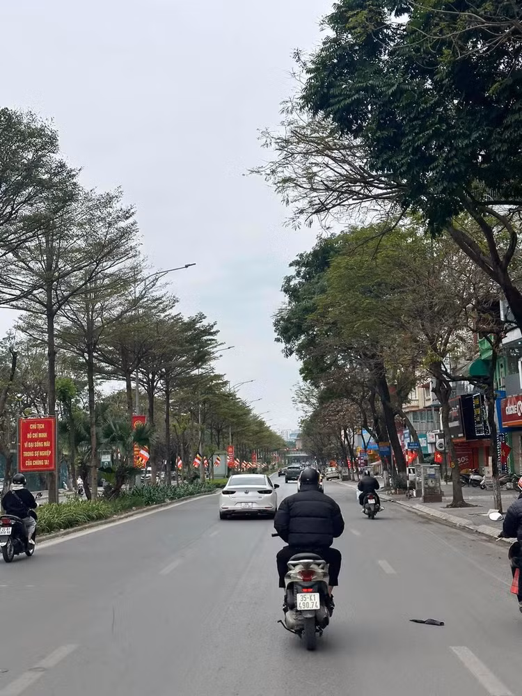 Sang 30 Tet, Ha Noi cham rai, binh yen den la-Hinh-9