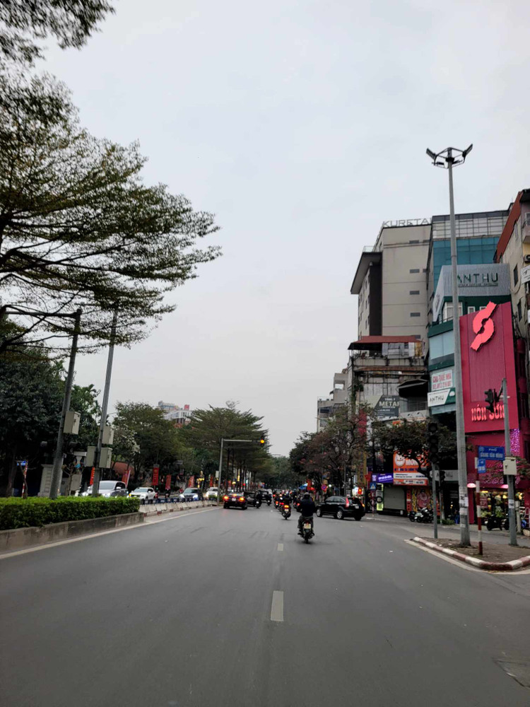 Sang 30 Tet, Ha Noi cham rai, binh yen den la-Hinh-6