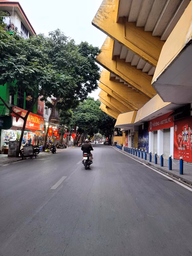 Sang 30 Tet, Ha Noi cham rai, binh yen den la