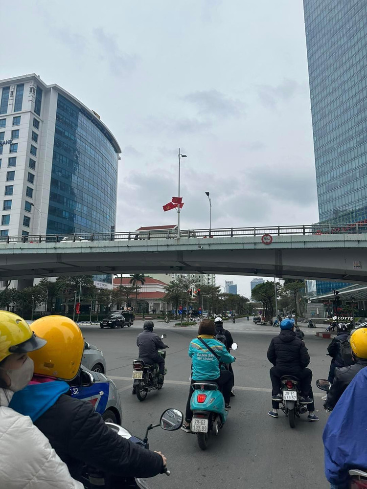 Sang 30 Tet, Ha Noi cham rai, binh yen den la-Hinh-8
