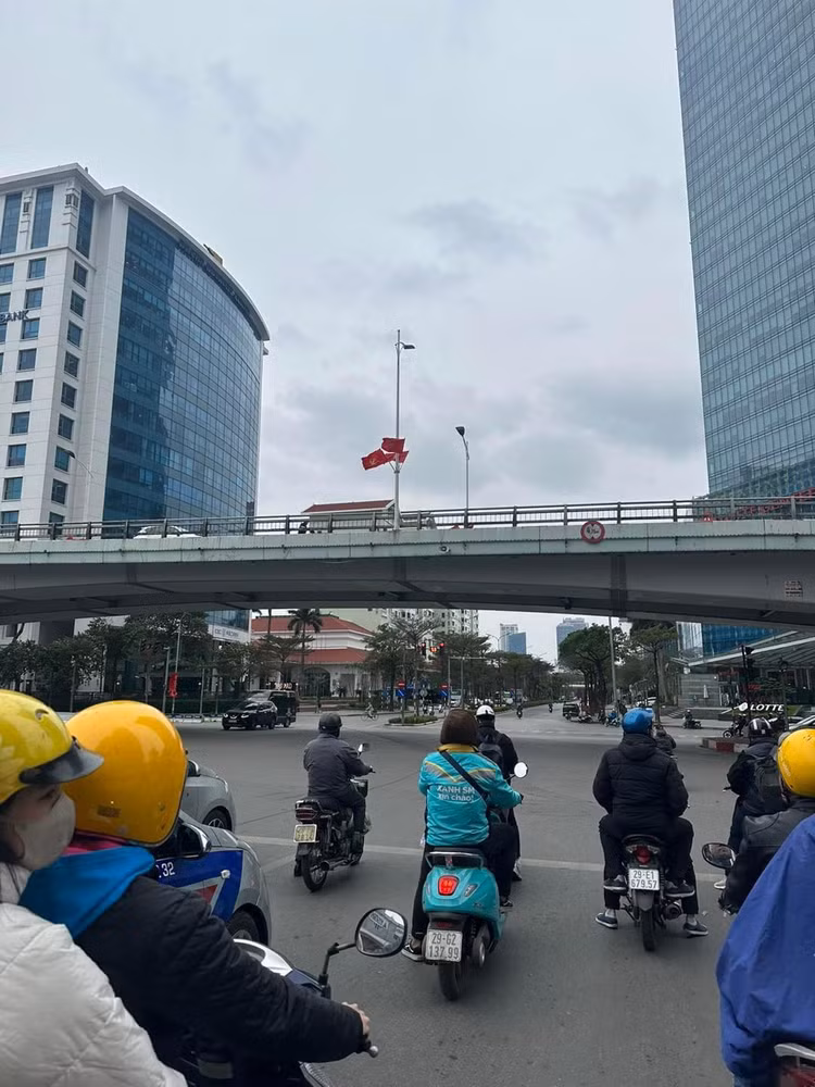 Sang 30 Tet, Ha Noi cham rai, binh yen den la-Hinh-8