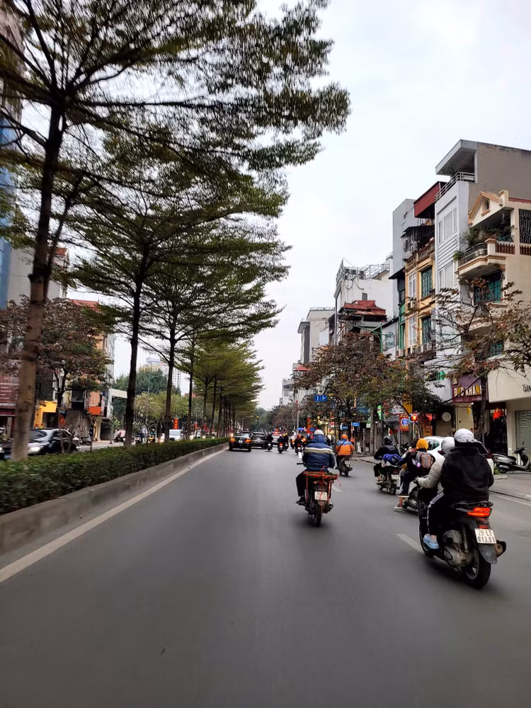 Sang 30 Tet, Ha Noi cham rai, binh yen den la-Hinh-4