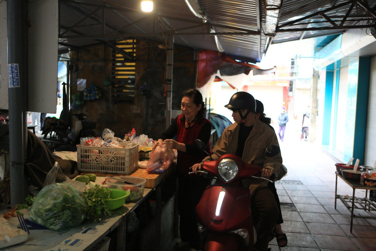 Ha Noi: Cho mo cua som ngay mung 2 Tet Giap Thin-Hinh-4