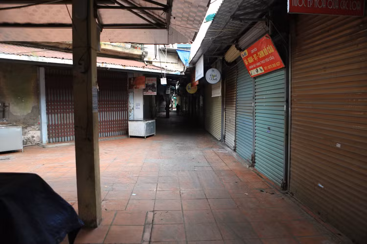 Ha Noi: Cho mo cua som ngay mung 2 Tet Giap Thin-Hinh-2