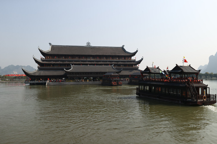 Dau nam, du xuan chua Tam Chuc cau binh an