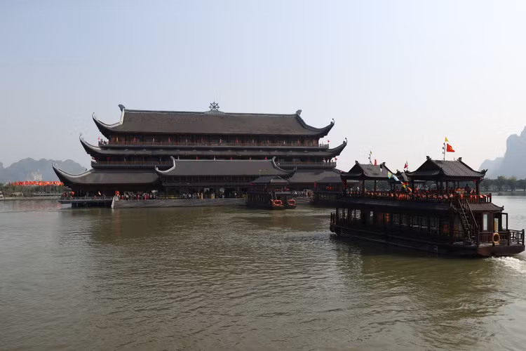 Dau nam, du xuan chua Tam Chuc cau binh an