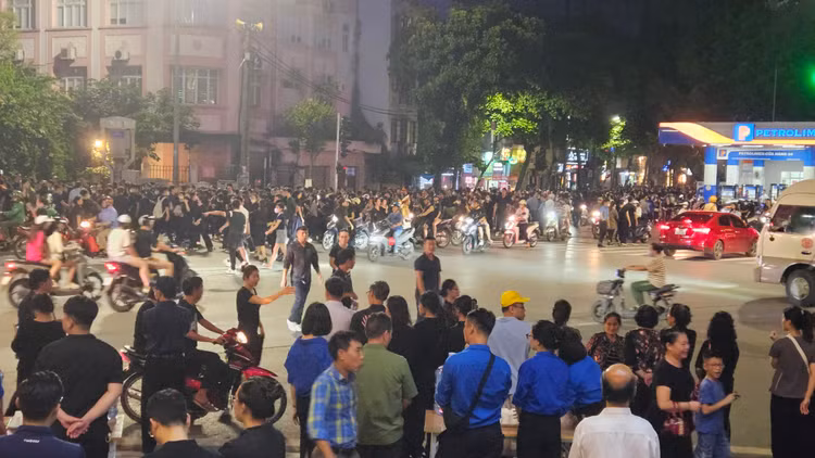 Dong nguoi xep hang vieng Tong Bi thu Nguyen Phu Trong dai ca cay so-Hinh-2