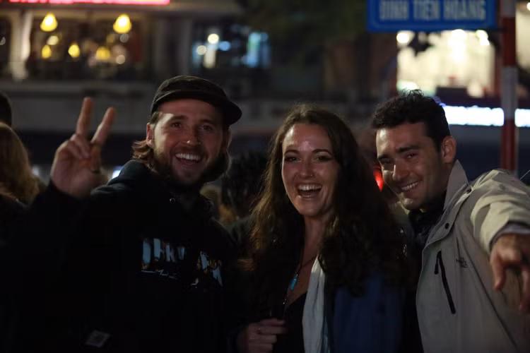 Du khach Tay thich thu don giao thua, chao Xuan Giap Thin tai Ho Guom-Hinh-10