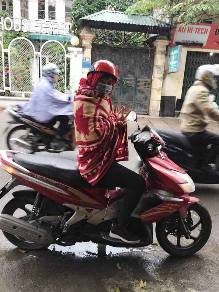 Troi ret muon kieu cuon chan di xe may gay tranh cai-Hinh-7