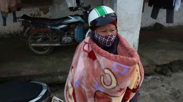 Troi ret muon kieu cuon chan di xe may gay tranh cai-Hinh-9