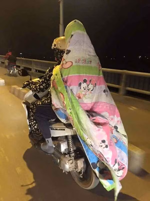 Troi ret muon kieu cuon chan di xe may gay tranh cai-Hinh-2