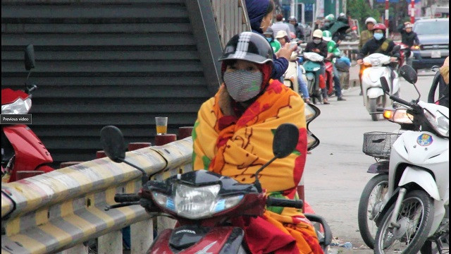 Troi ret muon kieu cuon chan di xe may gay tranh cai-Hinh-10