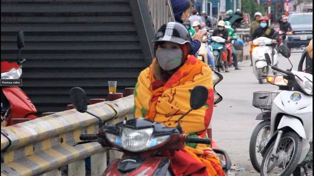 Troi ret muon kieu cuon chan di xe may gay tranh cai-Hinh-10